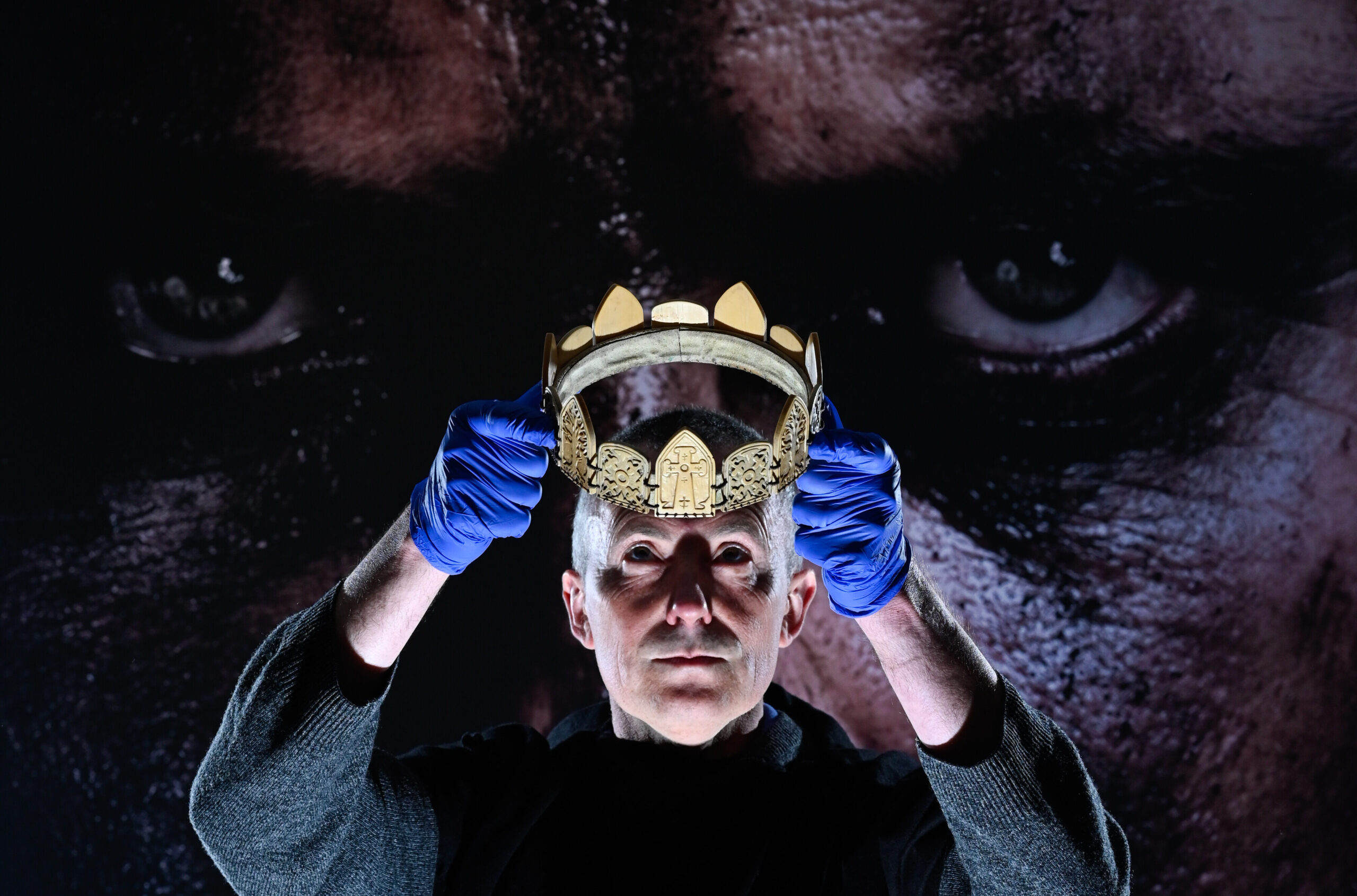 Andrew-Wallace-takes-a-closer-look-at-the-crown-worn-by-actor-Michael-Fassbender-in-the-2015-film-‘Macbeth-3-scaled-aspect-ratio-530-350