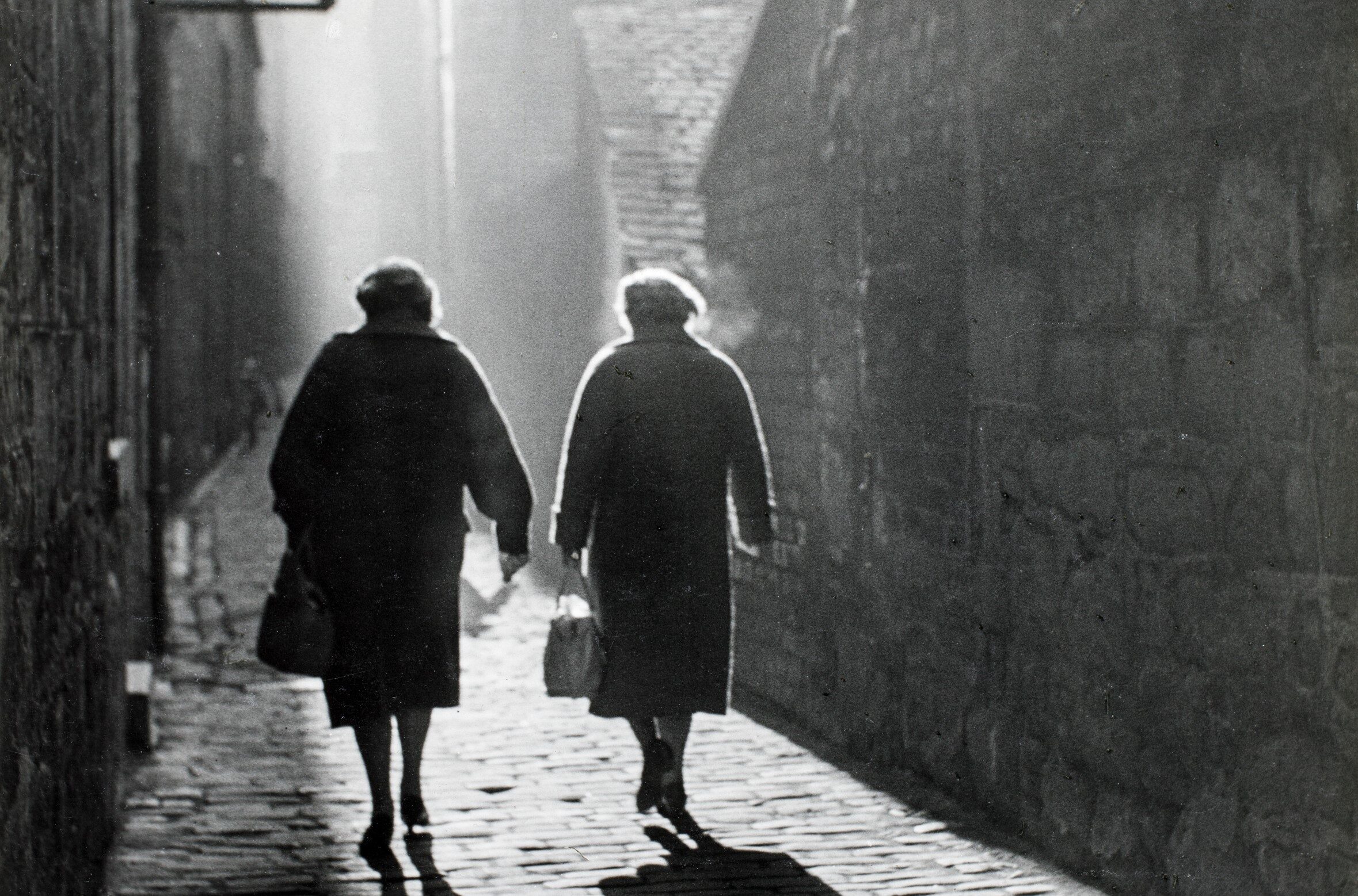 two-women-in-a-perth-vennel-1950-by-w-armstrong-1-scaled-aspect-ratio-530-350